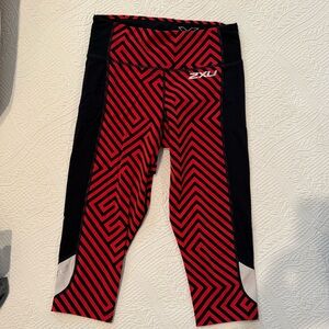 2XU women’s Black and Red Patterned Leggings - knee length